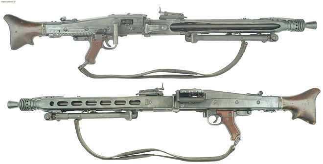 MG 42 nặng 11.6 kg trong vai trò súng máy hạng nhẹ với giá hai chân, nhẹ hơn và dễ mang vác hơn MG 34.